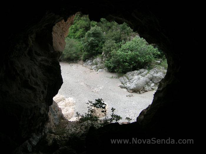 Cova de Coll Roig (Cueva de Coll Roig) - La Garrotxa - Girona
