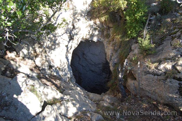 Cova de les Cabres (Cueva de las Cabras) - La Garrotxa - Girona