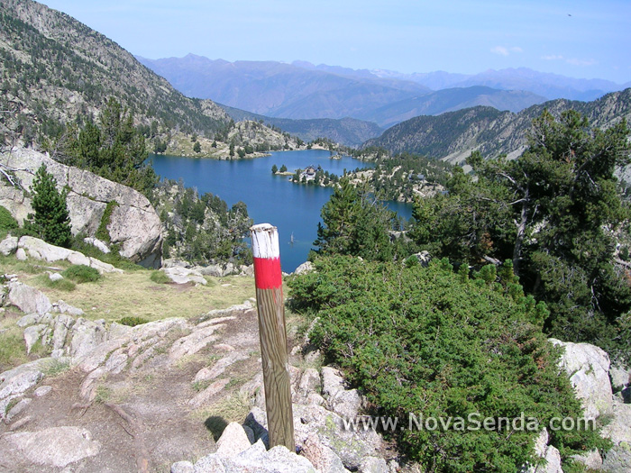 Estany Tort de Peguera y Refugio Josep Maria Blanc - Parque Nacional de Aiguestortes i Estany de Sant Maurici - Lleida